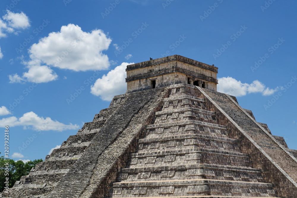 Chichén Itzá, pyramide à degrés, (El Castillo - le château). Yukatan, Mexique. Chichén Itzá, pyramide à degrés, (El Castillo - le château). Yukatan, Mexique.