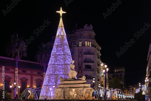 Sevilla, Spanien - Weihnachtsbaum in Puerta de Jerez, neben der Kathedrale von Sevilla, zur Weihnachtszeit