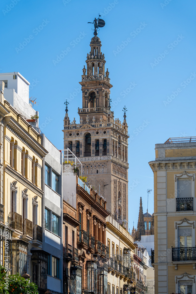 Fototapeta premium Sevilla Kathedrale & La Giralda an der Plaza del Triunfo, Sevilla, Spanien / Catedral de Sevilla