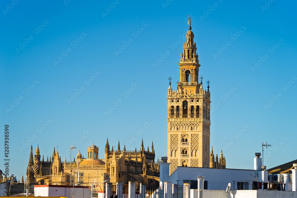 Fototapeta premium Sevilla Kathedrale & La Giralda an der Plaza del Triunfo, Sevilla, Spanien / Catedral de Sevilla