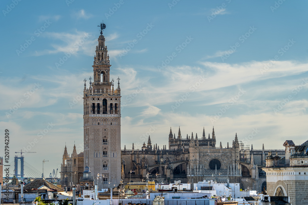Fototapeta premium Sevilla Kathedrale & La Giralda an der Plaza del Triunfo, Sevilla, Spanien / Catedral de Sevilla