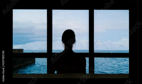 Fotografia Woman in sauna with snowy mountain view