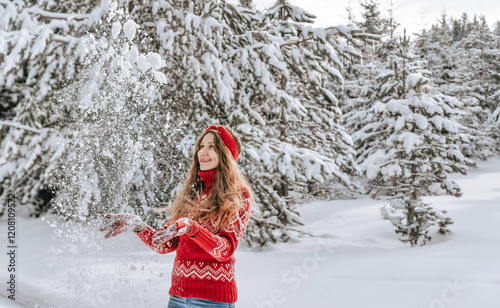 Obraz na płótnie Women in Sweater Having Fun in Winter Forest w salonie
