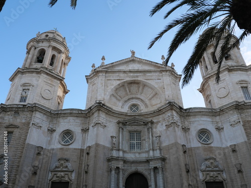 Catedral de Cadiz, die Kathedrale des Heiligen Kreuzes über dem Meer in Cadiz, Spanien photo