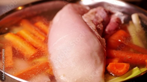 Cuisine traditionnelle française, avec un pot au feu avec une magnifique de veau, en début de cuisson, avec les légumes pour une recette gourmande d'hiver