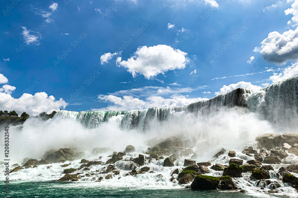 Obraz premium incredible impact of water with rocks at niagara falls