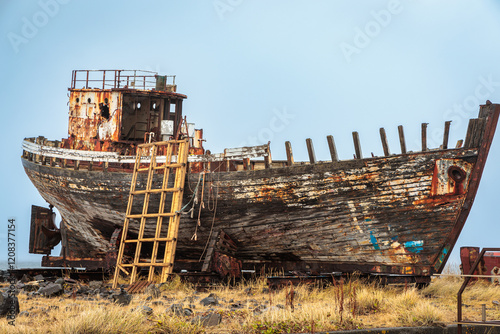Obraz na płótnie The wreck of an old fishing boat in the west of Iceland w salonie