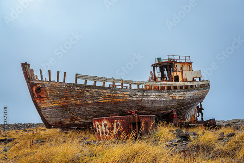 Obraz na płótnie The wreck of an old fishing boat in the west of Iceland w salonie