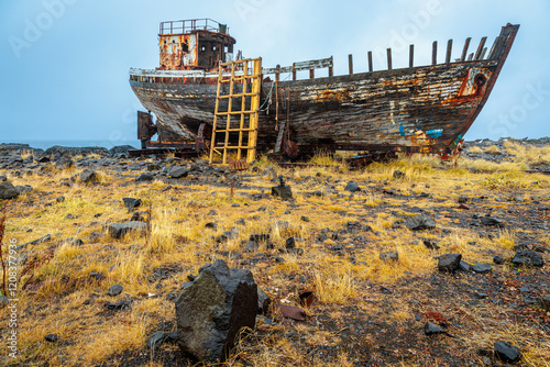 Obraz na płótnie The wreck of an old fishing boat in the west of Iceland w salonie