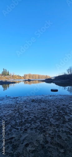Obraz na płótnie River beach in the Winter w salonie