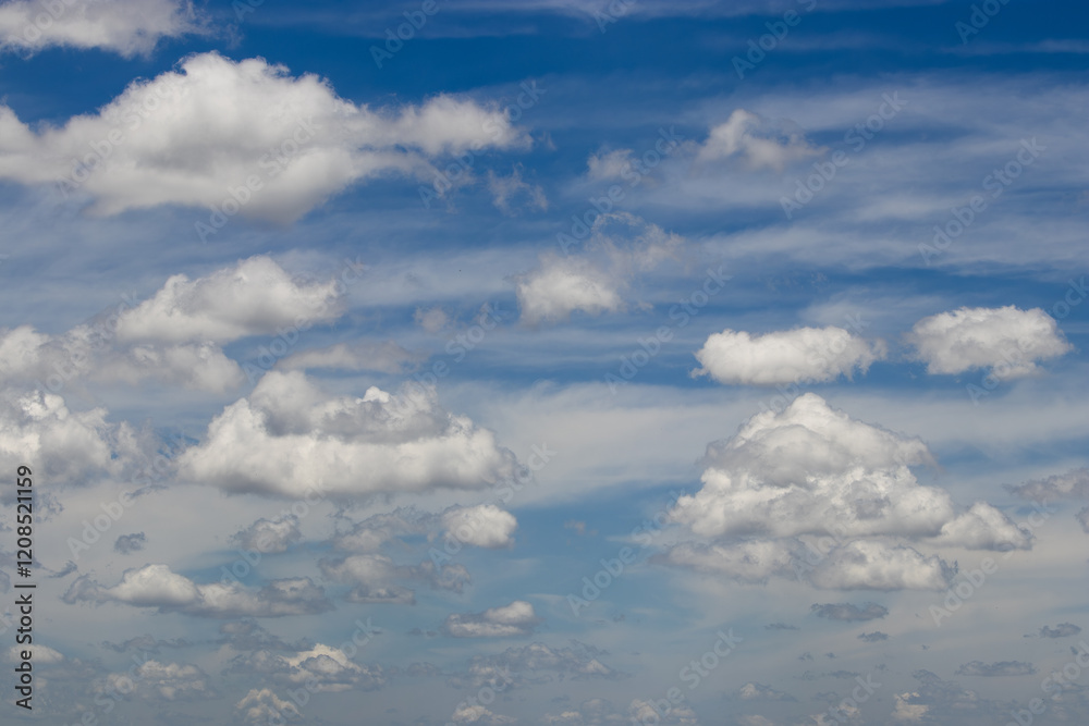 Céu azul em perspectiva com diversas nuvens de bases mais escuras e topos brancos e irregulares number 4 Céu azul em perspectiva com diversas nuvens de bases mais escuras e topos brancos e irregulares number 4