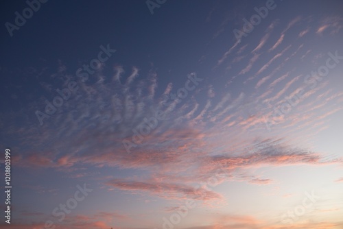 фотографія atardecer con nubes cirrocumulus