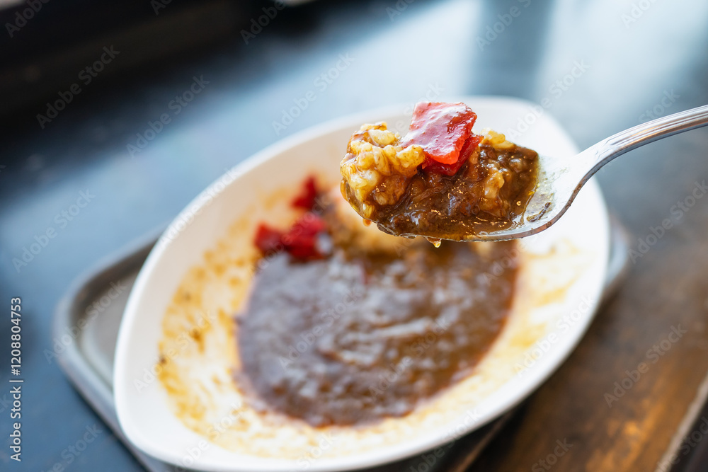 スプーンで食べる日本のルーカレーライス。野菜の漬物