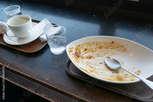 Obraz na płótnie 食べ終わったカレーライスとコーヒーの食器。 w salonie