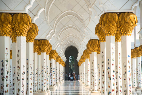 アブダビのシェイク・ザイード・グランドモスクの美しい内部風景