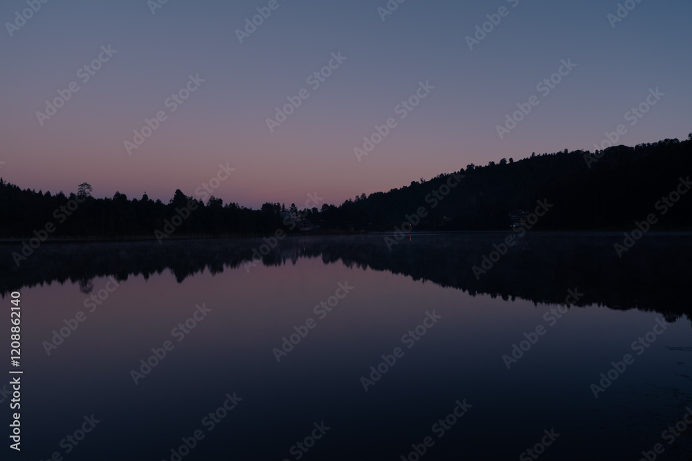 Fototapeta premium Los Azufres, Michoacán, México. Laguna Larga.