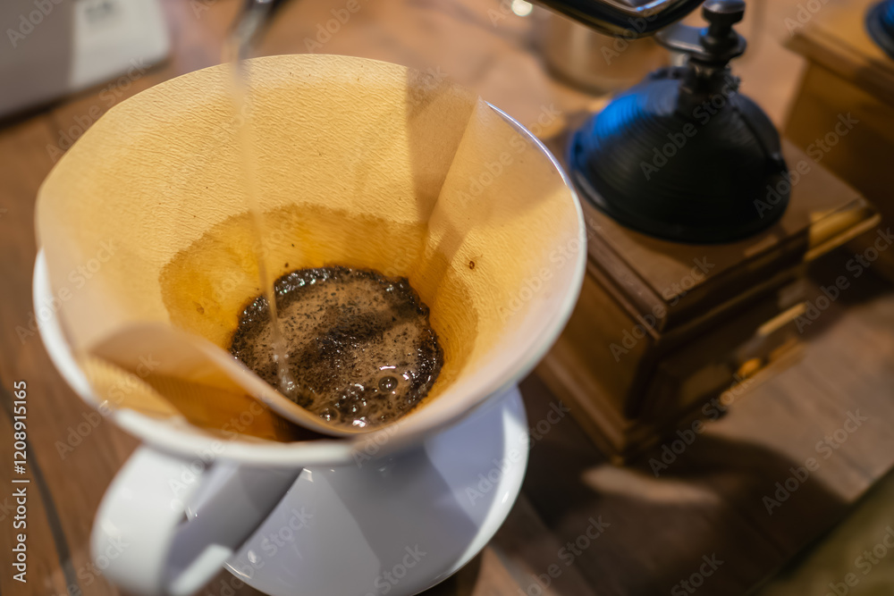 挽きたてのコーヒー豆にお湯を注ぐ様子。