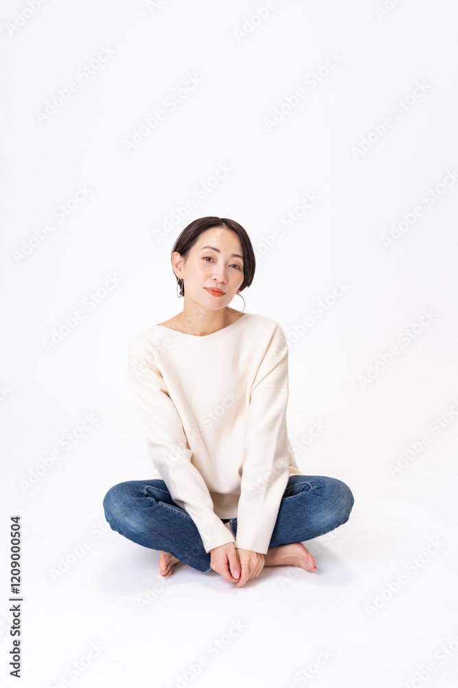 白背景のショートヘアーの女性・縦 白背景のショートヘアーの女性・縦