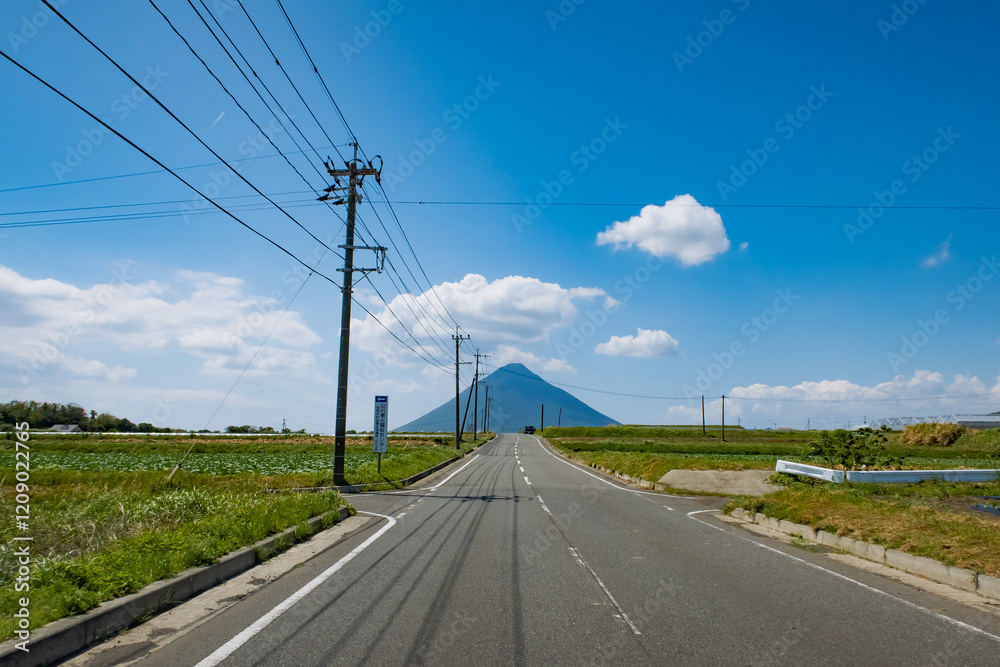 日本の九州の鹿児島の指宿の正面から見る開門岳と道路の景色 日本の九州の鹿児島の指宿の正面から見る開門岳と道路の景色