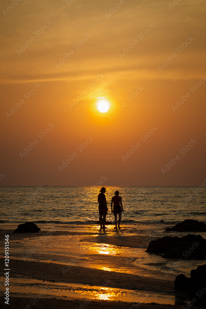 Φωτογραφία Beautiful landscape of two people on the Long Beach (Phra Ae Beach) in Koh Lanta, Thailand, at sunset