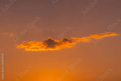 Obraz na płótnie Beautiful orange and golden clouds during a sunset over the horizon w salonie