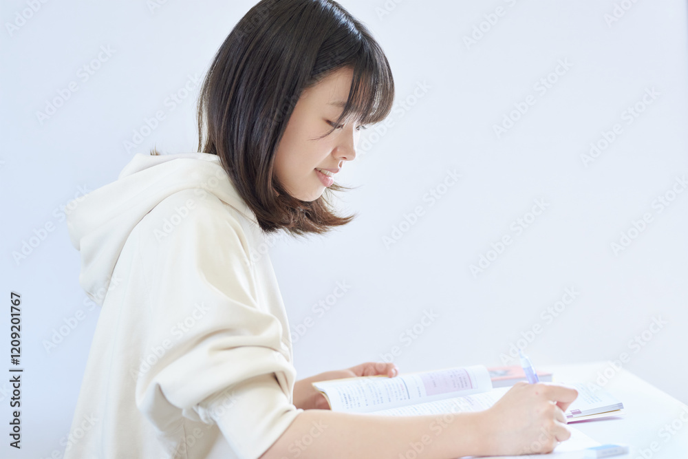 塾の教室で勉強する高校生