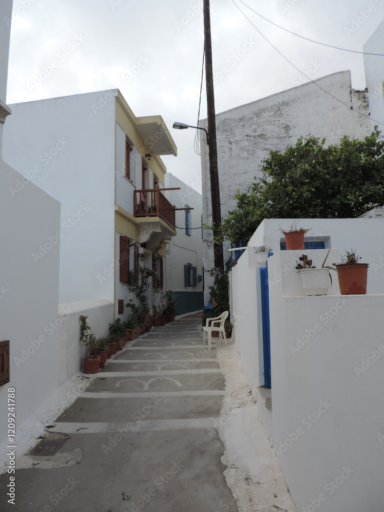 Obraz premium Ruhige Gasse in Nikia, Nisyros, Griechenland
