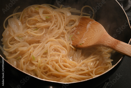 調理中の玉ねぎのスパゲティー