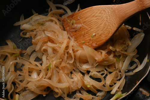 調理中の玉ねぎのスパゲティー