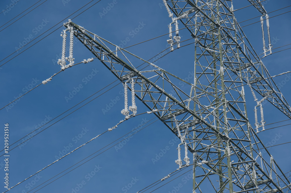 Details an einem Hochspannungsmast im Winter: Vereiste Isolatoren - Elektrizität / Überlandleitung / Stromleitung Details an einem Hochspannungsmast im Winter: Vereiste Isolatoren - Elektrizität / Überlandleitung / Stromleitung
