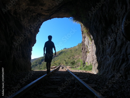 silhueta de homem caminhando em tunel photo