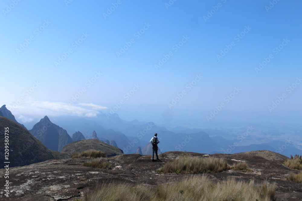 Obraz premium em em travessia no parque nacional serra dos órgaõs, rio de janeiro