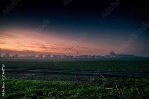 Zachód w równinie wiatraków photo