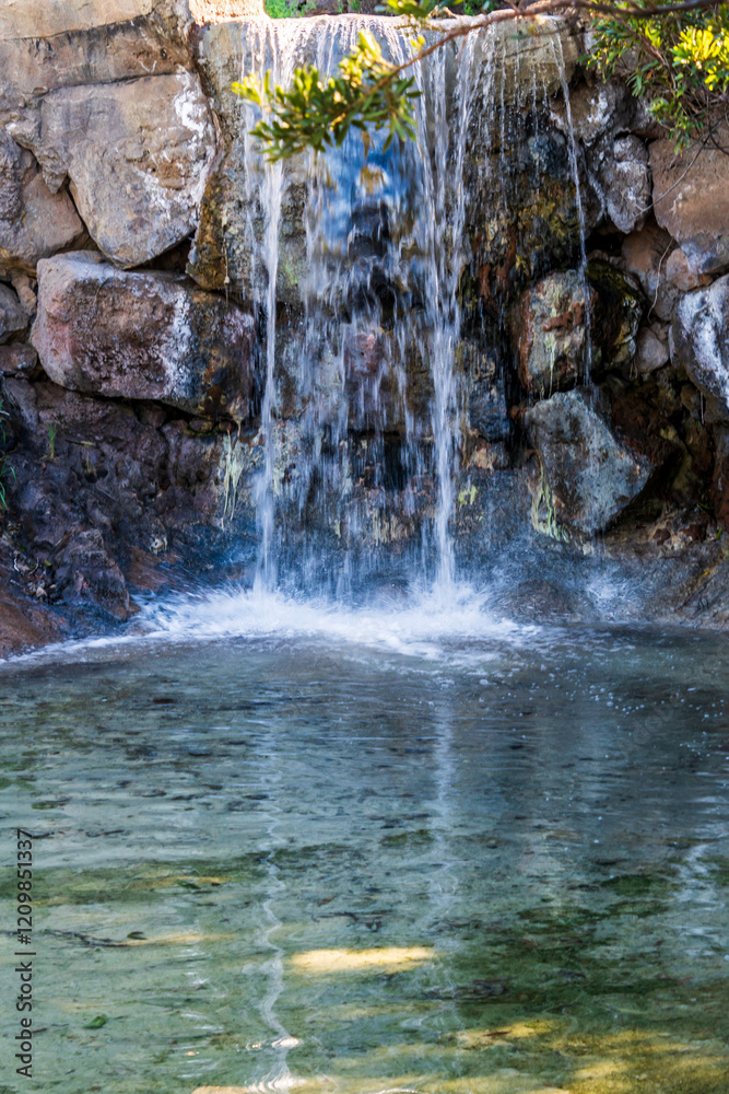 Obraz premium Cascada de agua en un parque al aire libre, isla de Tenerife