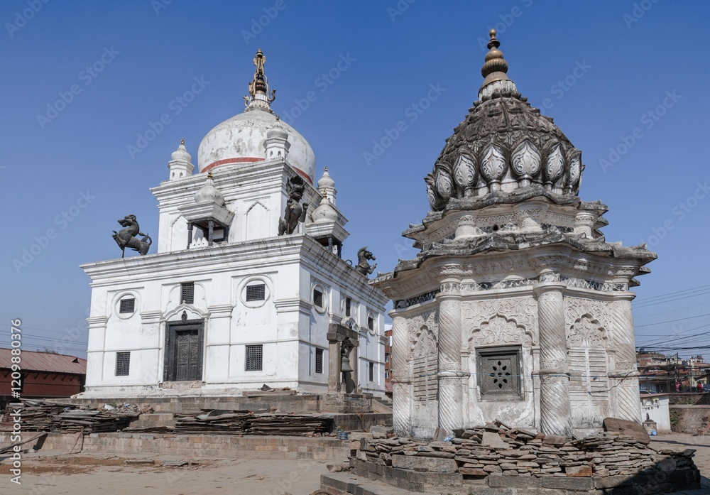 Obraz premium The Kalmochan Temple, dedicated to the Hindu god Vishnu, the preserver, was part of the Thapathali Durbar complex. Kathmandu. Nepal.