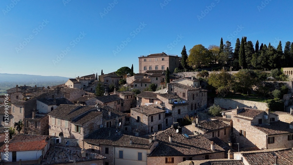 Obraz premium Spello, il borgo medievale dell'Umbria, meta turistica. Italia. Vista aerea della città di Spello, attrazione turistica dell'italia centrale in provincia di Perugia.