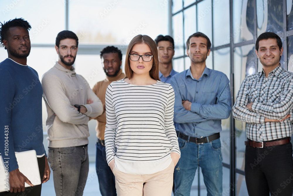Obraz premium Business people in elegant casual clothes are standing in the office