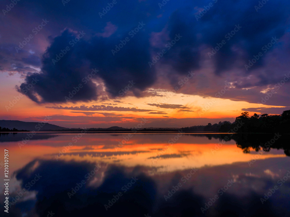 Obraz premium Morning light, mountain range, clouds, reflections on water