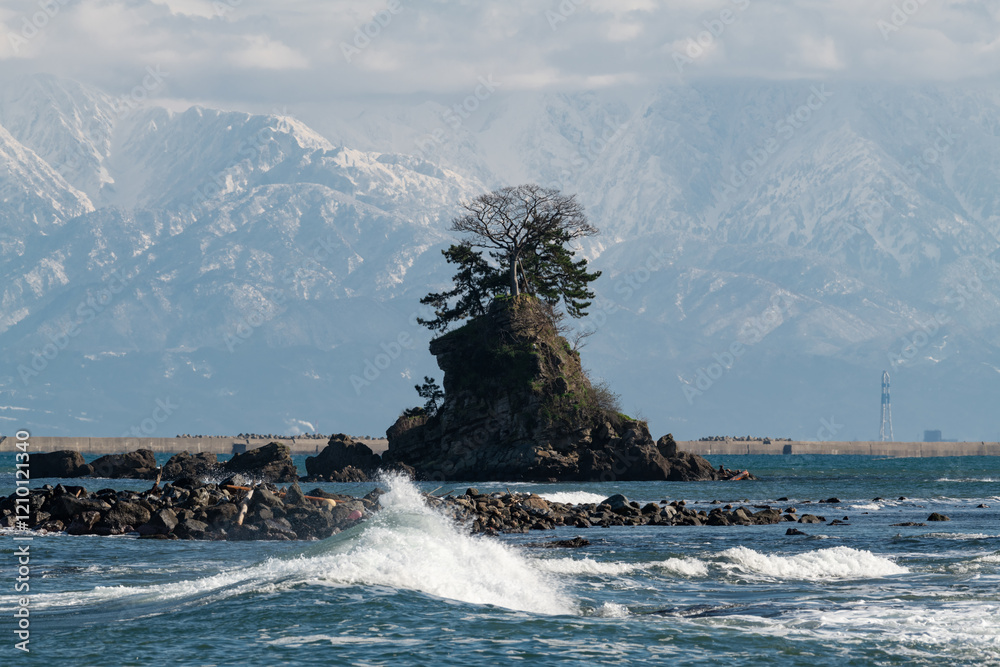 雨晴海岸・女岩と立山連峰