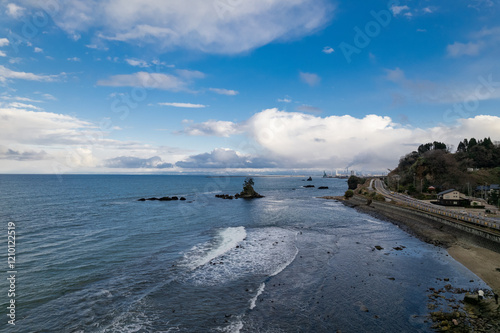 Obraz na płótnie 雨晴海岸・女岩と立山連峰(ドローンによる空撮) w salonie