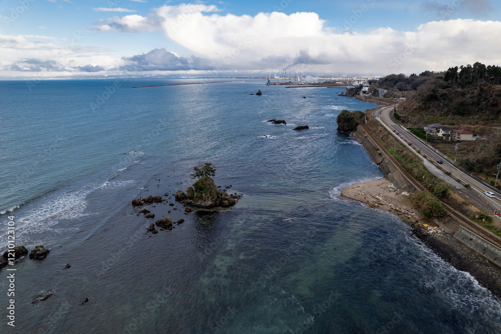 雨晴海岸・女岩と立山連峰(ドローンによる空撮)