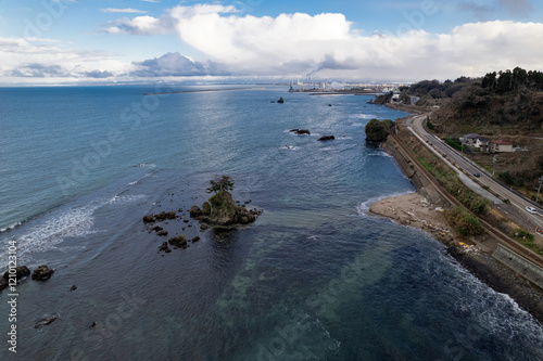 Obraz na płótnie 雨晴海岸・女岩と立山連峰(ドローンによる空撮) w salonie
