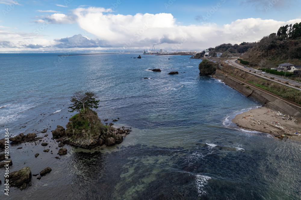 雨晴海岸・女岩と立山連峰(ドローンによる空撮)