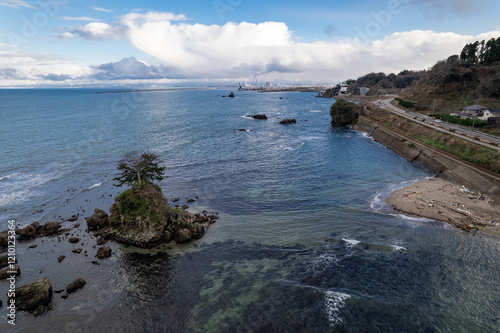Obraz na płótnie 雨晴海岸・女岩と立山連峰(ドローンによる空撮) w salonie