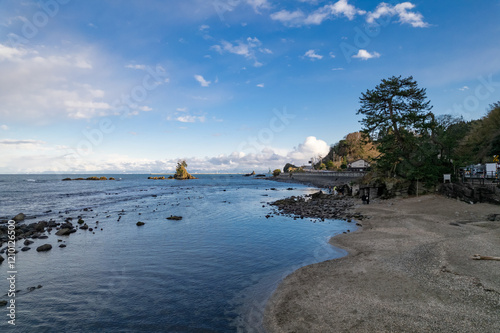 Obraz na płótnie 雨晴海岸・女岩と立山連峰(ドローンによる空撮) w salonie