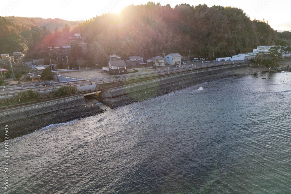 雨晴海岸・女岩と立山連峰(ドローンによる空撮)
