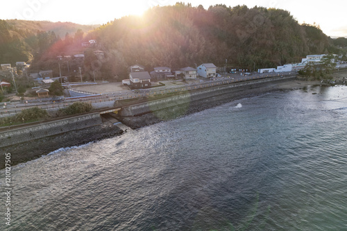 Obraz na płótnie 雨晴海岸・女岩と立山連峰(ドローンによる空撮) w salonie