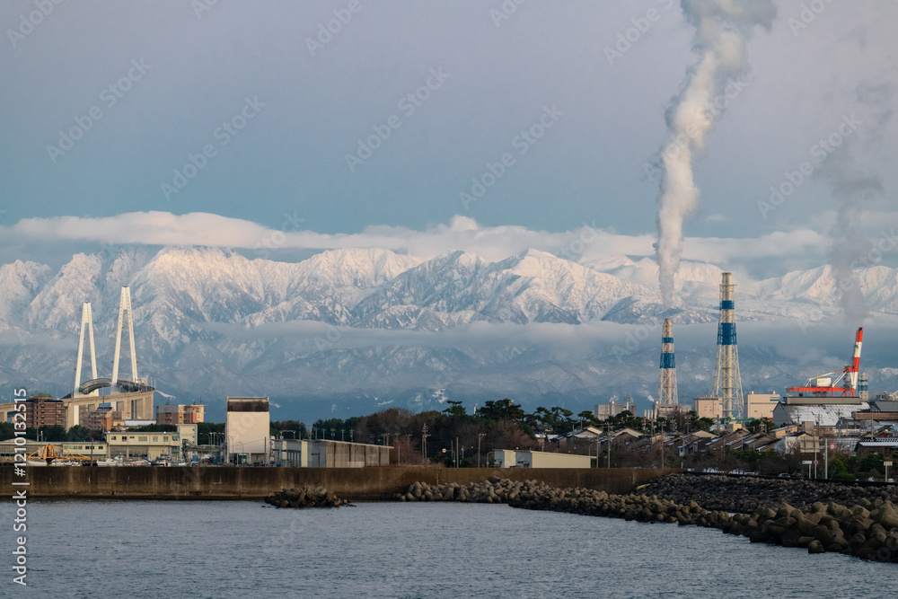 新湊大橋、 富山新港火力発電所と立山連峰