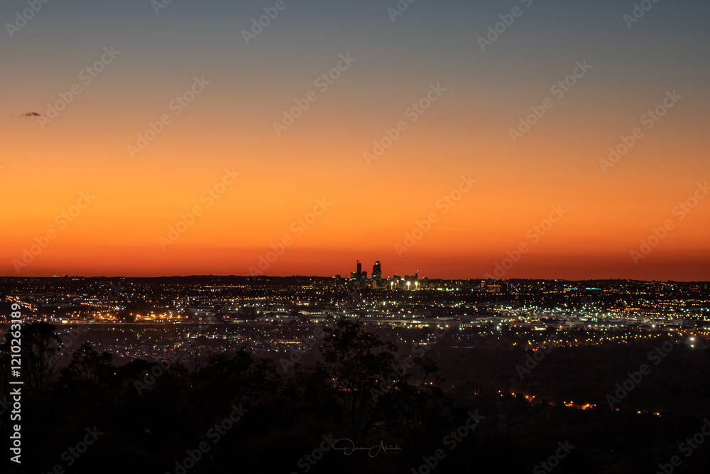 Naklejka premium sunset at city lookout with lights 