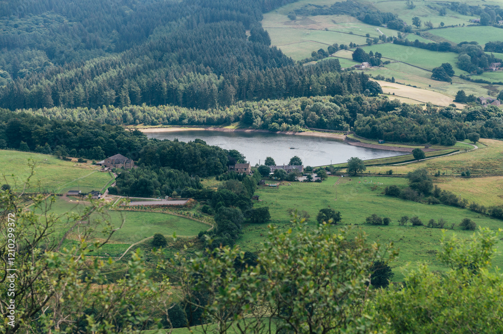 Naklejka premium Teggs Nose, Ridgegate Reservoir, Trentabank Reservoir Circular, Peak District National Park, England, UK